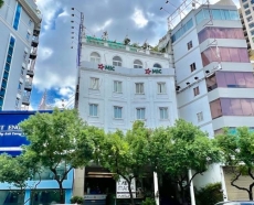 toa nha quoc hung building